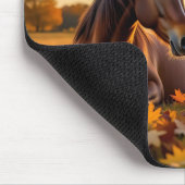 Eine Mutterstute und ihr Fohlen im Herbst Mousepad (Ecke)