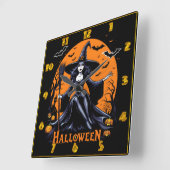 Eine mystische Hexe feiert Halloween in der Dämmer Quadratische Wanduhr (Winkel)