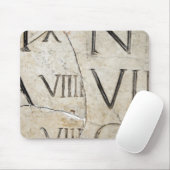 Eine nahe Ansammlung antiker römischer Briefe auf Mousepad (Mit Mouse)