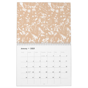 Eine nahe Aussicht auf eine Wand mit Kunstwerk Kalender