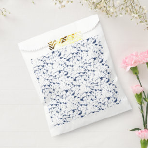 Eine nahe Hydrangea zeigt ihr zartes p Geschenktütchen