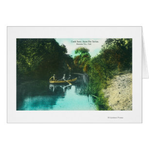 Eine Nebenfluss-Szene mit Familie in einem Kanu