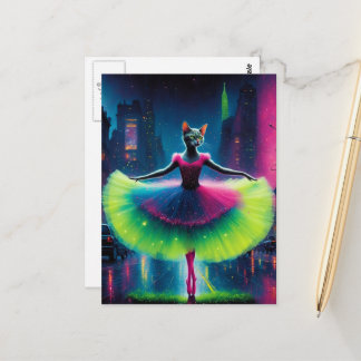 Eine neon-graue Ballettkatze in der Cyberpunk-Stad Postkarte
