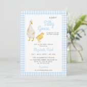 Eine neue Alberne Gänse Blue Gingham Baby Dusche Einladung (Stehend Vorderseite)