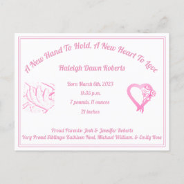 Eine neue Hand, um die Geburtsankündigung zu halte Ankündigungspostkarte