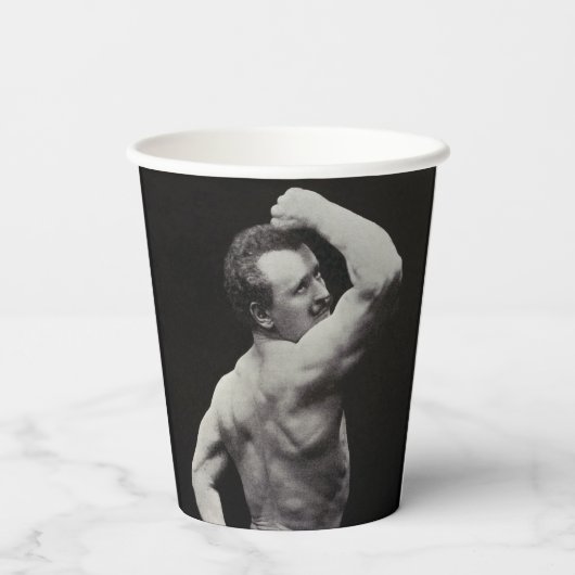 Eine neue Pose von StrongMen Eugen Sandow Bodybuil Pappbecher (Rückseite)