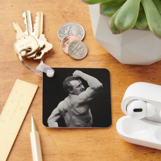 Eine neue Pose von StrongMen Eugen Sandow Bodybuil Schlüsselanhänger (Schreibtisch)