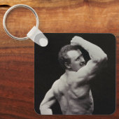 Eine neue Pose von StrongMen Eugen Sandow Bodybuil Schlüsselanhänger (Vorderseite)