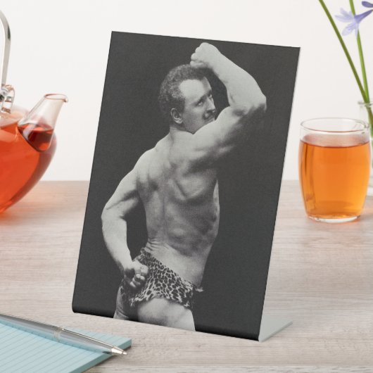 Eine neue Pose von StrongMen Eugen Sandow Bodybuil Sockelschild (In Situ)