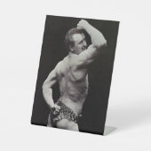 Eine neue Pose von StrongMen Eugen Sandow Bodybuil Sockelschild (Vorderseite)