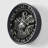 Eine Nickelgarage. Wir laufen auf Rümpfen Wall Clo Uhr (Winkel)