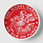 Eine Nickelgarage. Wir laufen mit Wandschranken R/ Uhr (Vorderseite)