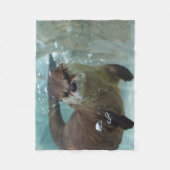 Eine niedliche Brown-Otterschwimmen in einem Fleecedecke (Vorderseite)