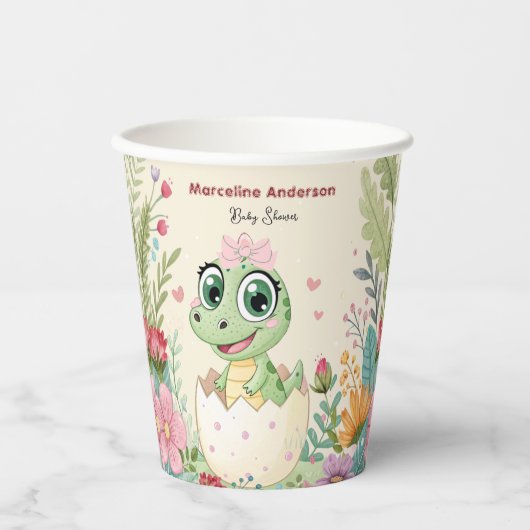 Eine Niedliche Dinosaurier ist auf dem Weg zur Bab Pappbecher (Vorderseite)