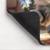 Eine Niedliche, flauschige Katze, die eine Feder j Mousepad (Ecke)