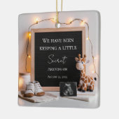 Eine niedliche fröhliche Ankündigung einer Schwang Keramikornament (Links)