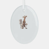 Eine Niedliche Giraffe in Pajamas auf einer Toilet Ornament Aus Glas (Vorderseite links)