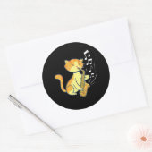 Eine niedliche Katze, die das Saxophon spielt Runder Aufkleber (Umschlag)