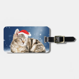 Eine Niedliche Katze, die einen Weihnachtsschnee i Gepäckanhänger