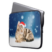 Eine Niedliche Katze, die einen Weihnachtsschnee i Laptopschutzhülle (Vorderseite Links)