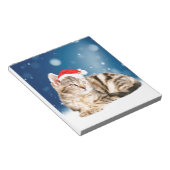 Eine Niedliche Katze, die einen Weihnachtsschnee i Notizblock (angewinkelt)