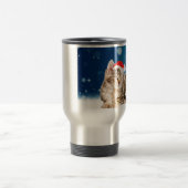 Eine Niedliche Katze, die einen Weihnachtsschnee i Reisebecher (Mittel)