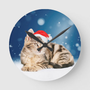 Eine Niedliche Katze, die einen Weihnachtsschnee i Runde Wanduhr