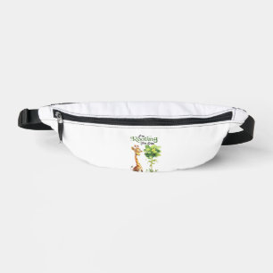 Eine Niedliche kleine Giraffe mit dem Baum, rutsch Bauchtasche