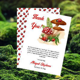 Eine Niedliche kleine Ladybug ist auf dem Weg zur  Dankeskarte