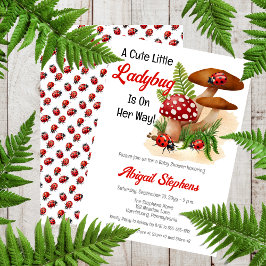 Eine Niedliche kleine Ladybug ist auf dem Weg zur  Einladung