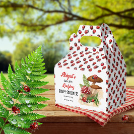 Eine Niedliche kleine Ladybug ist auf dem Weg zur  Geschenkschachtel