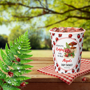 Eine Niedliche kleine Ladybug ist auf dem Weg zur  Pappbecher