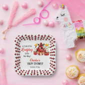 Eine Niedliche kleine Ladybug ist auf dem Weg zur  Pappteller (Party)