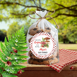 Eine Niedliche kleine Ladybug ist auf dem Weg zur  Runder Aufkleber