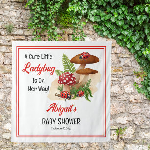 Eine Niedliche kleine Ladybug ist auf dem Weg zur  Wandteppich