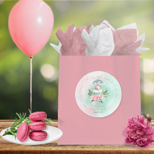 Eine Niedliche kleine Maus ist auf dem Weg zur Mäd Runder Aufkleber