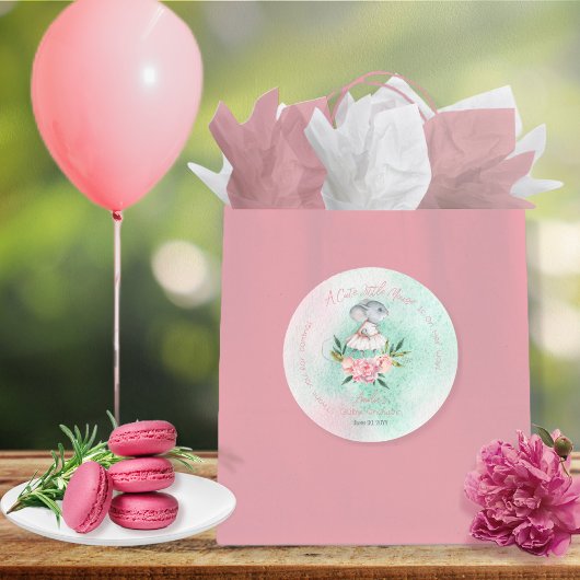 Eine Niedliche kleine Maus ist auf dem Weg zur Mäd Runder Aufkleber