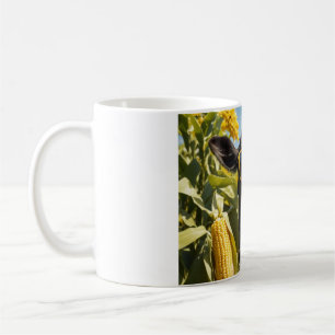 Eine niedliche Kuh auf einem Maisfeld beim Fressen Kaffeetasse
