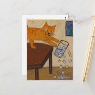 Eine niedliche rote Katze wirft ein Glas Eis um Postkarte