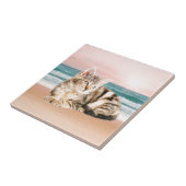Eine Niedlichere gestreifte Katze am Strand mit So Fliese (Seite)