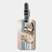 Eine Niedlichere gestreifte Katze am Strand mit So Gepäckanhänger (Vorderseite vertikal)