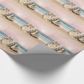 Eine Niedlichere gestreifte Katze am Strand mit So Geschenkpapier (Ecke)