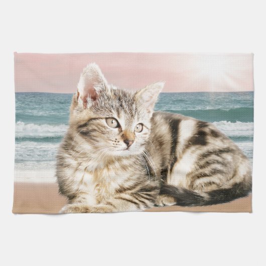 Eine Niedlichere gestreifte Katze am Strand mit So Handtuch (Horizontal)