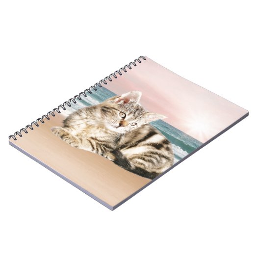 Eine Niedlichere gestreifte Katze am Strand mit So Notizblock (Linke Seite)