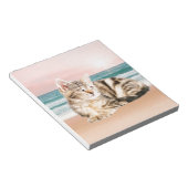 Eine Niedlichere gestreifte Katze am Strand mit So Notizblock (angewinkelt)
