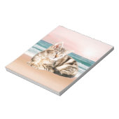 Eine Niedlichere gestreifte Katze am Strand mit So Notizblock (Rotiert)