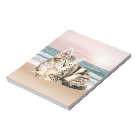 Eine Niedlichere gestreifte Katze am Strand mit So Notizblock (Rotiert)