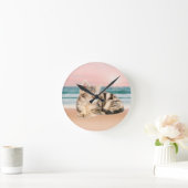 Eine Niedlichere gestreifte Katze am Strand mit So Runde Wanduhr (Zuhause)