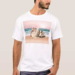 Eine Niedlichere gestreifte Katze am Strand mit So T-Shirt