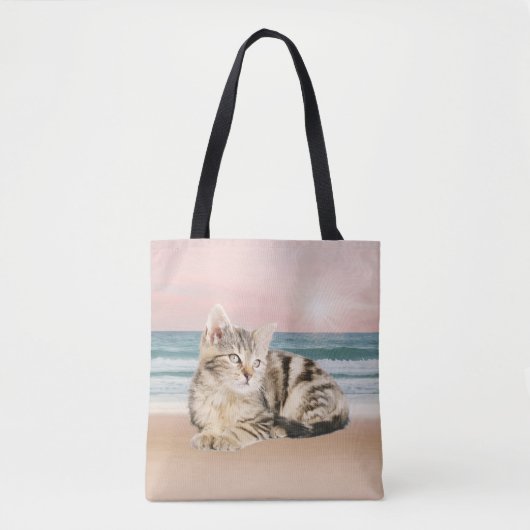 Eine Niedlichere gestreifte Katze am Strand mit So Tasche (Vorderseite)